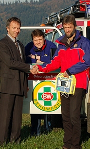 Übergabe eines Defibrillators an die Bergwacht Schwarzwald.