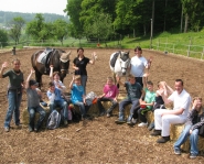 Viel Spaß auf dem Reiterhof, von links: Vorne: Barbara Matt, die Kinder vom Mutpol, Marcus Wimbauer; hinten: Tamara Vesper, Florina Infante
